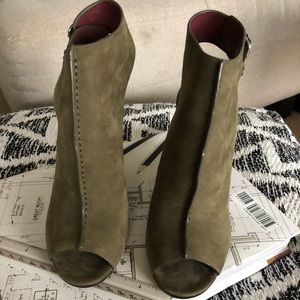 NWT coach saratoga heel